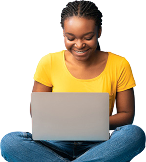Mulher negra com laptop e sorrindo